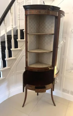 Antike viktorianische Eckvitrine aus Mahagoni & bemalter verzierter Bogenfront