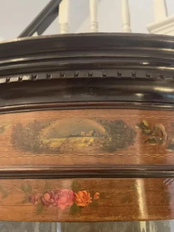 Antike viktorianische Eckvitrine aus Mahagoni & bemalter verzierter Bogenfront