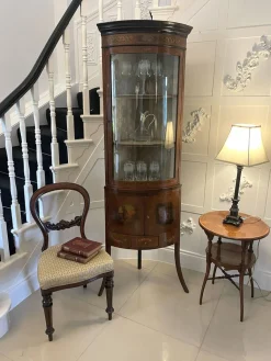 Antike viktorianische Eckvitrine aus Mahagoni & bemalter verzierter Bogenfront