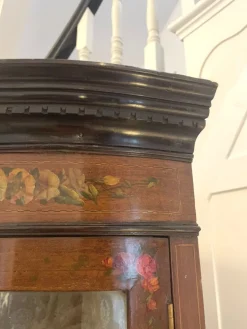 Antike viktorianische Eckvitrine aus Mahagoni & bemalter verzierter Bogenfront