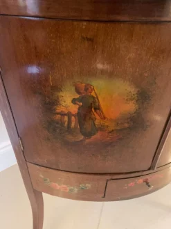 Antike viktorianische Eckvitrine aus Mahagoni & bemalter verzierter Bogenfront