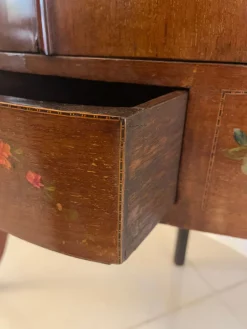 Antike viktorianische Eckvitrine aus Mahagoni & bemalter verzierter Bogenfront