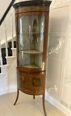 Antike viktorianische Eckvitrine aus Mahagoni & bemalter verzierter Bogenfront