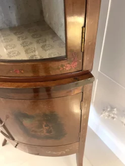 Antike viktorianische Eckvitrine aus Mahagoni & bemalter verzierter Bogenfront