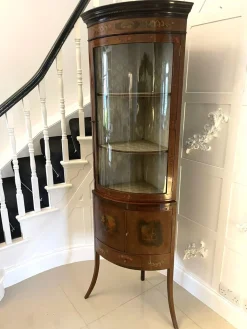 Antike viktorianische Eckvitrine aus Mahagoni & bemalter verzierter Bogenfront