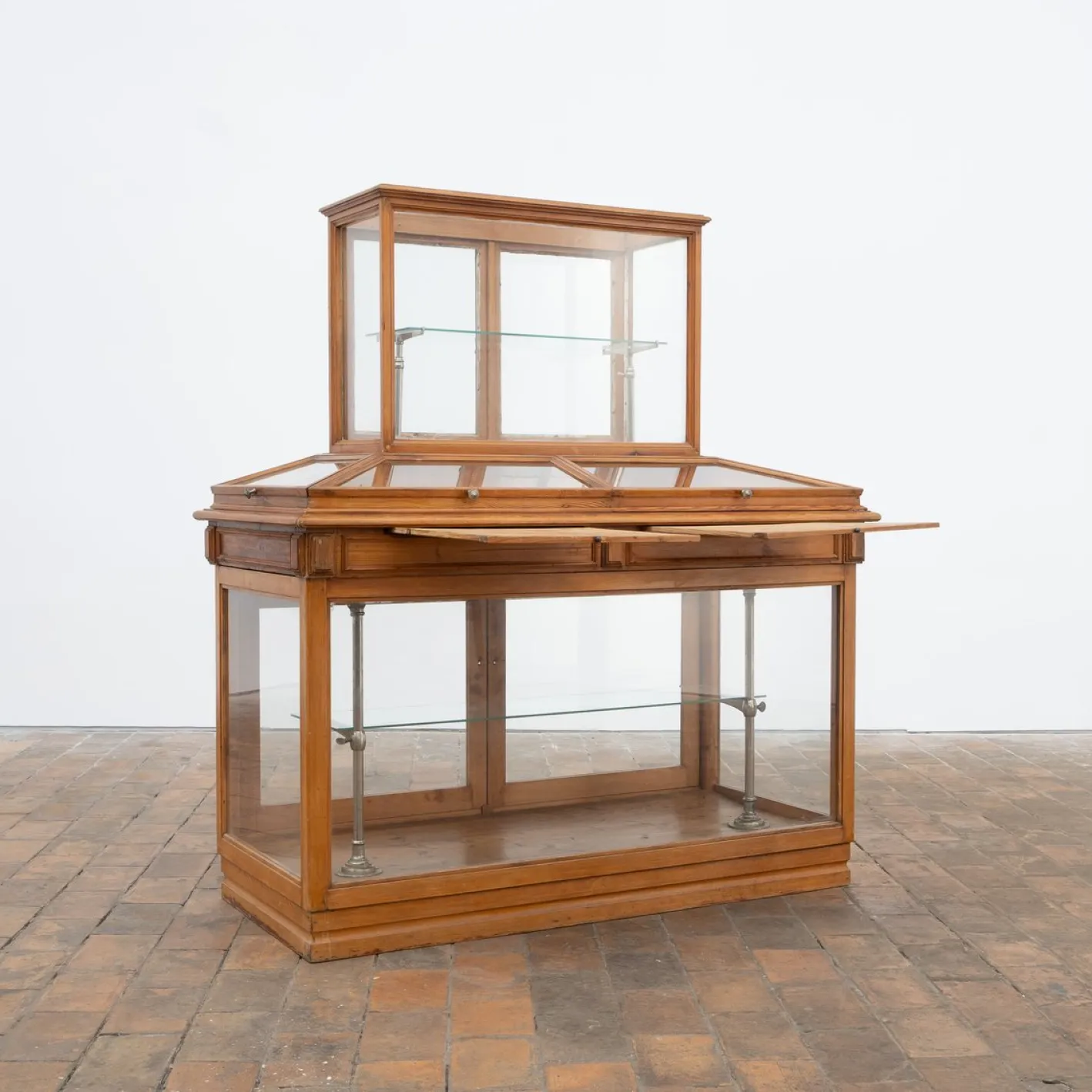 Antike Vitrine aus Glas & Pinienholz, 1920