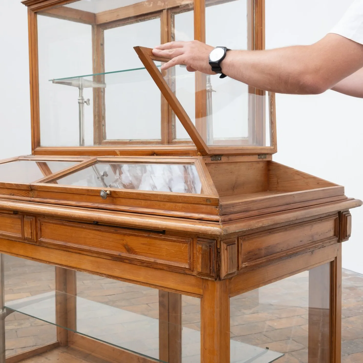 Antike Vitrine aus Glas & Pinienholz, 1920