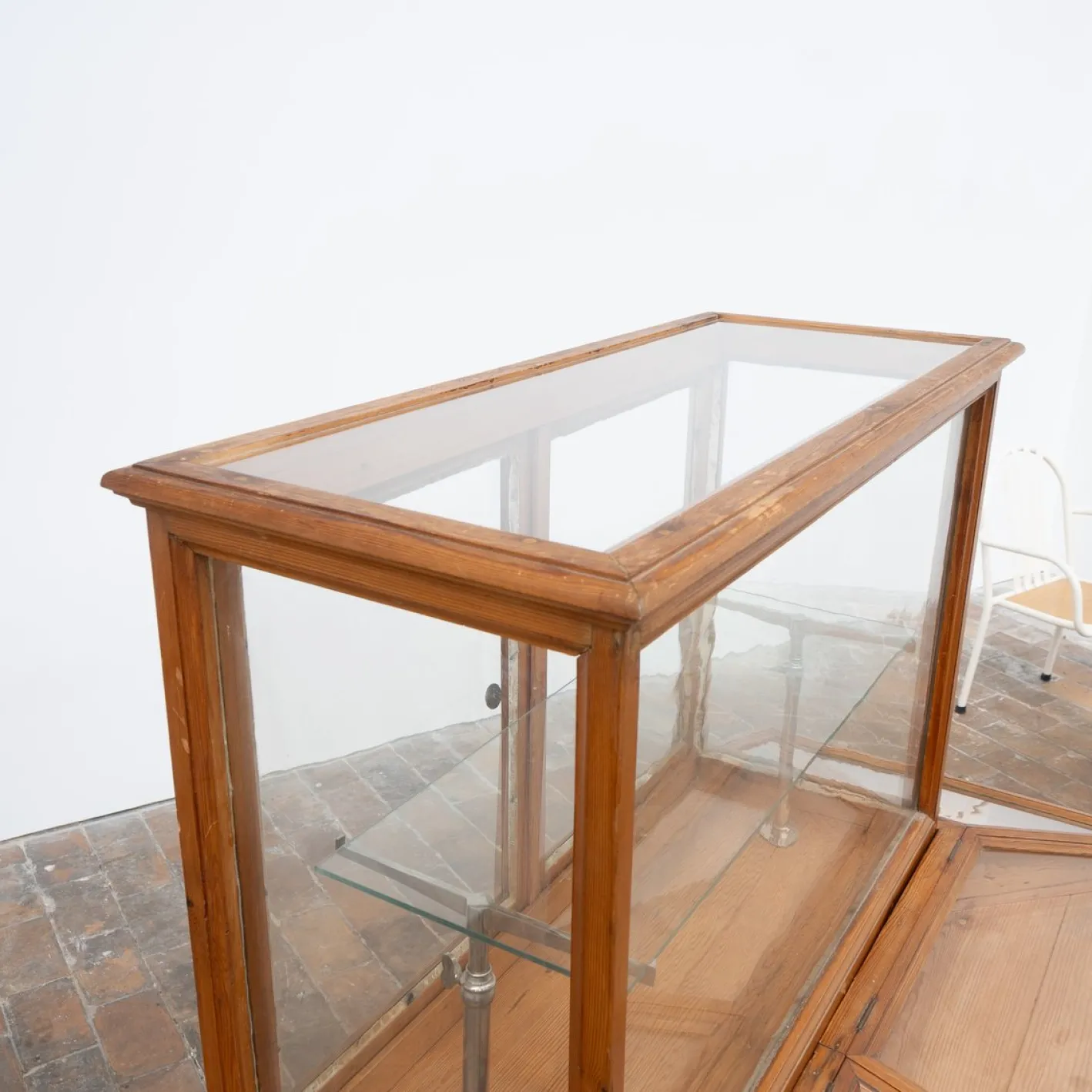Antike Vitrine aus Glas & Pinienholz, 1920