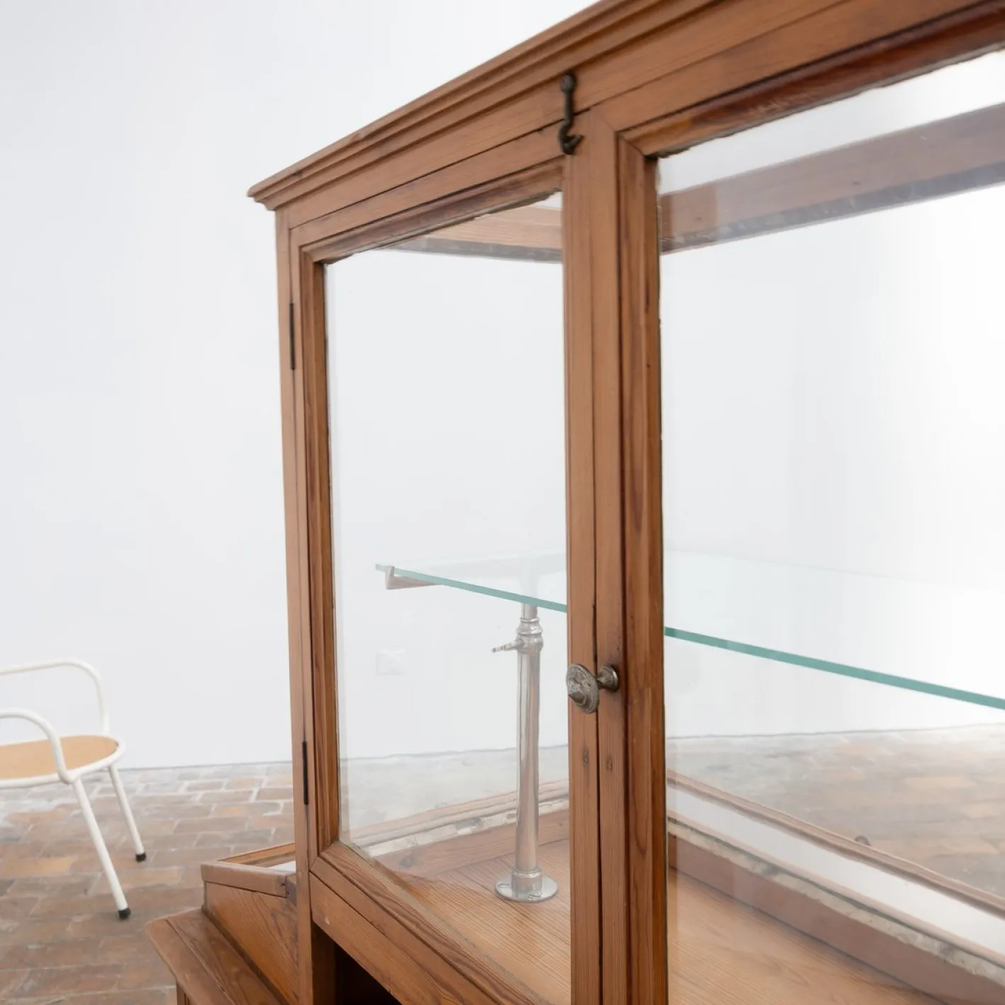Antike Vitrine aus Glas & Pinienholz, 1920