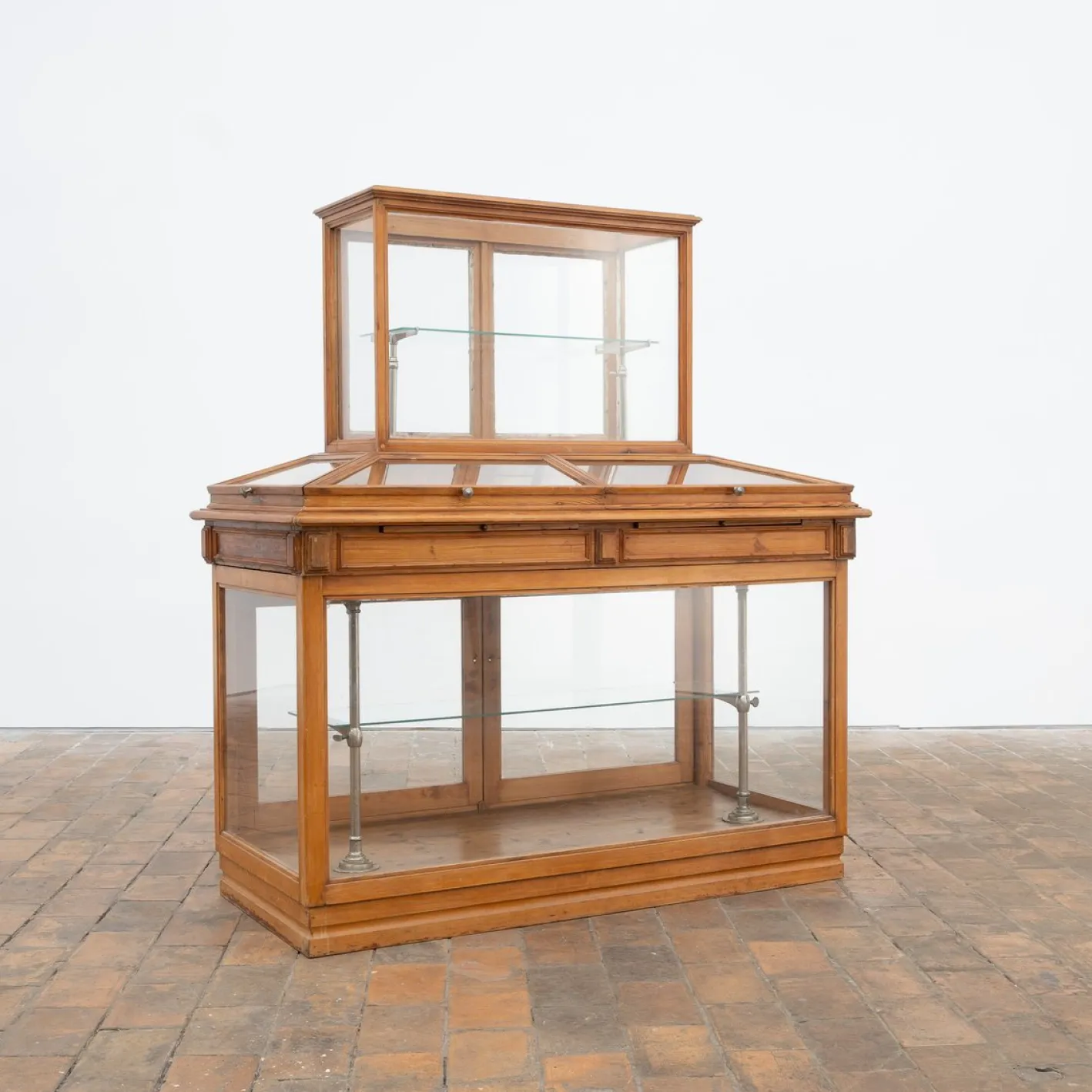 Antike Vitrine aus Glas & Pinienholz, 1920