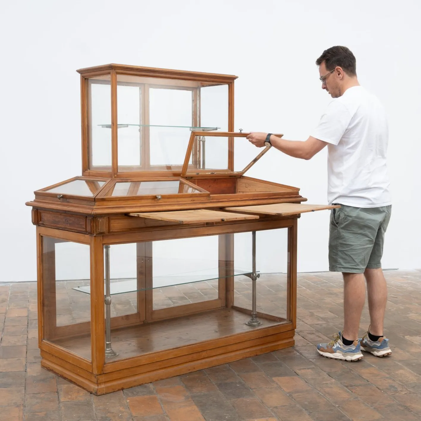 Antike Vitrine aus Glas & Pinienholz, 1920