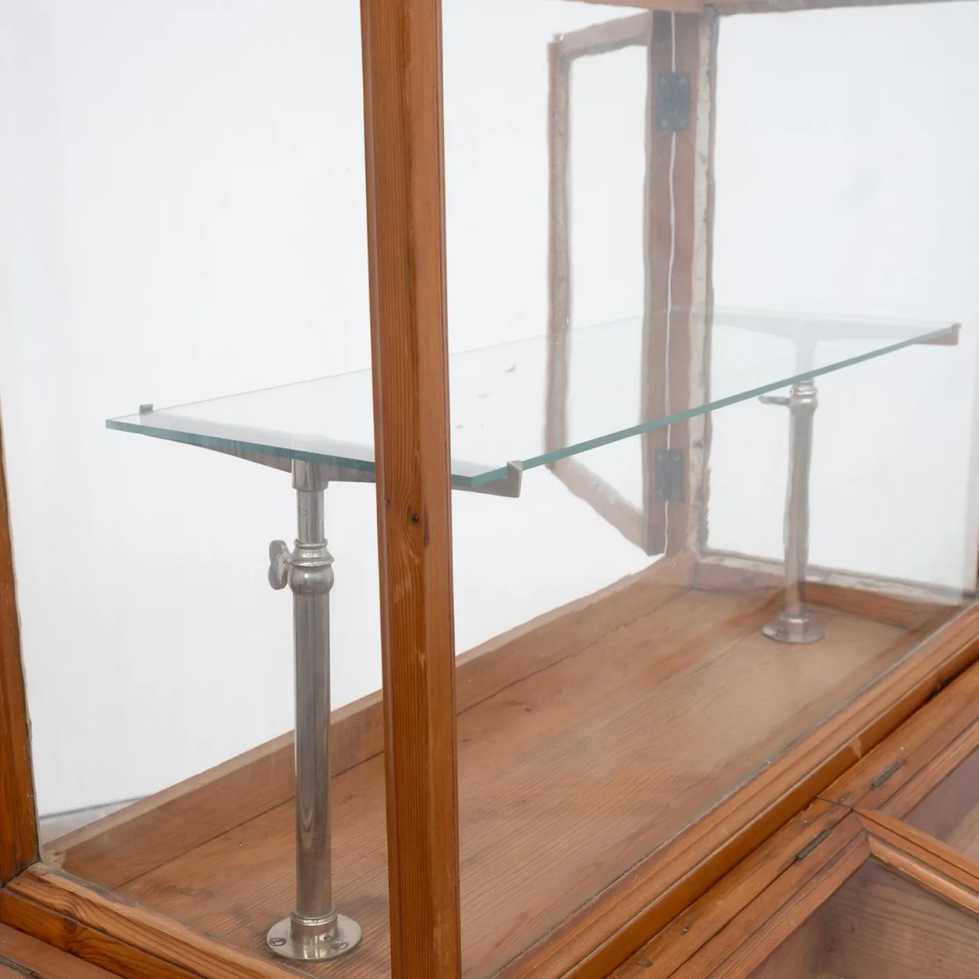 Antike Vitrine aus Glas & Pinienholz, 1920