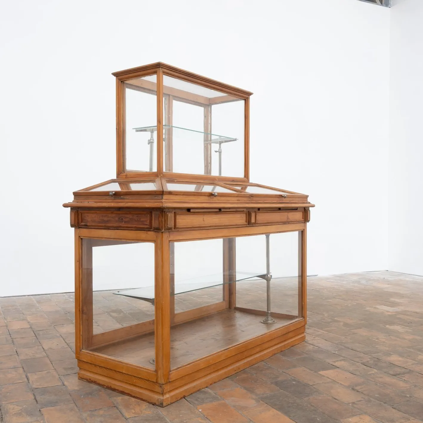 Antike Vitrine aus Glas & Pinienholz, 1920