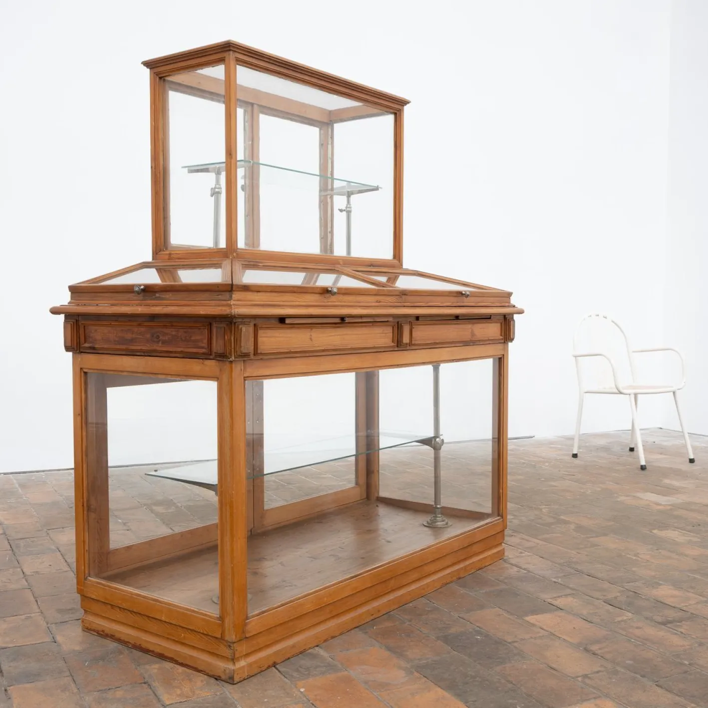 Antike Vitrine aus Glas & Pinienholz, 1920