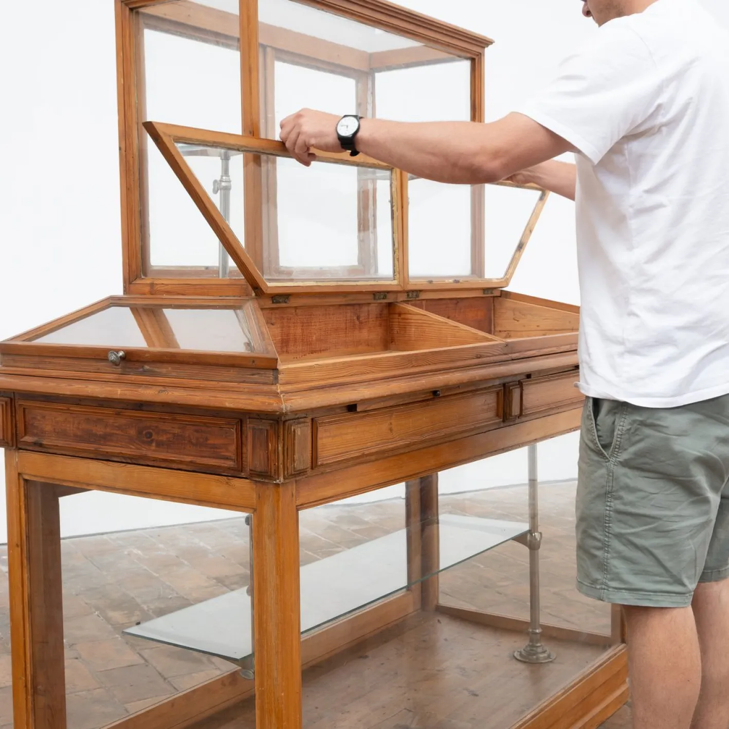 Antike Vitrine aus Glas & Pinienholz, 1920