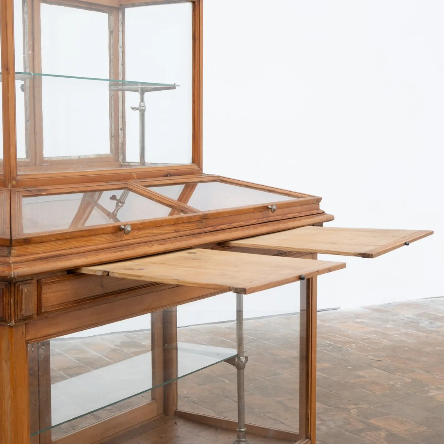 Antike Vitrine aus Glas & Pinienholz, 1920