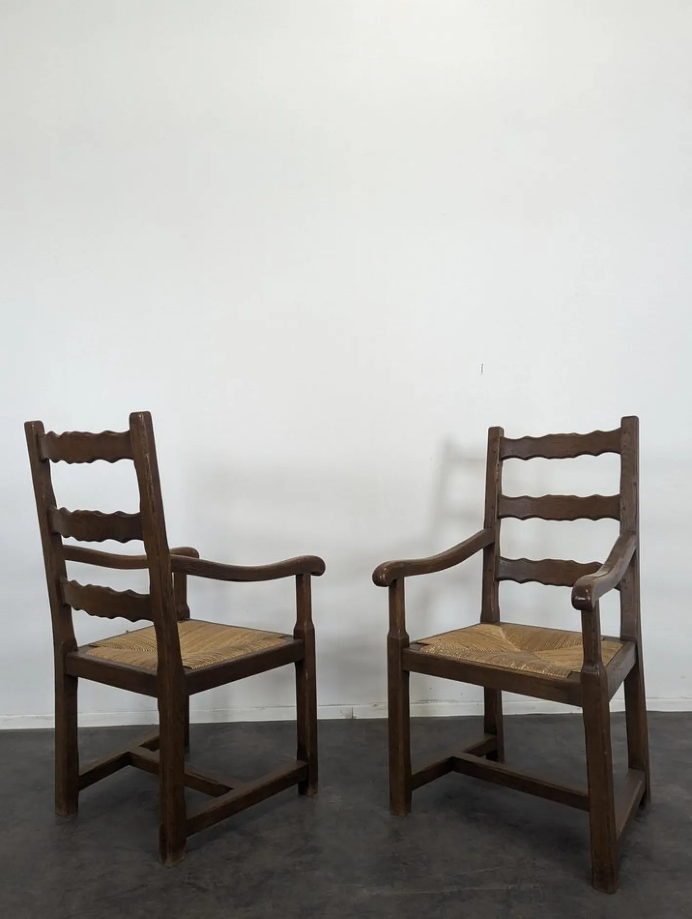 Armlehnstühle aus rustikaler Eiche mit Strohsitzen, 2er Set