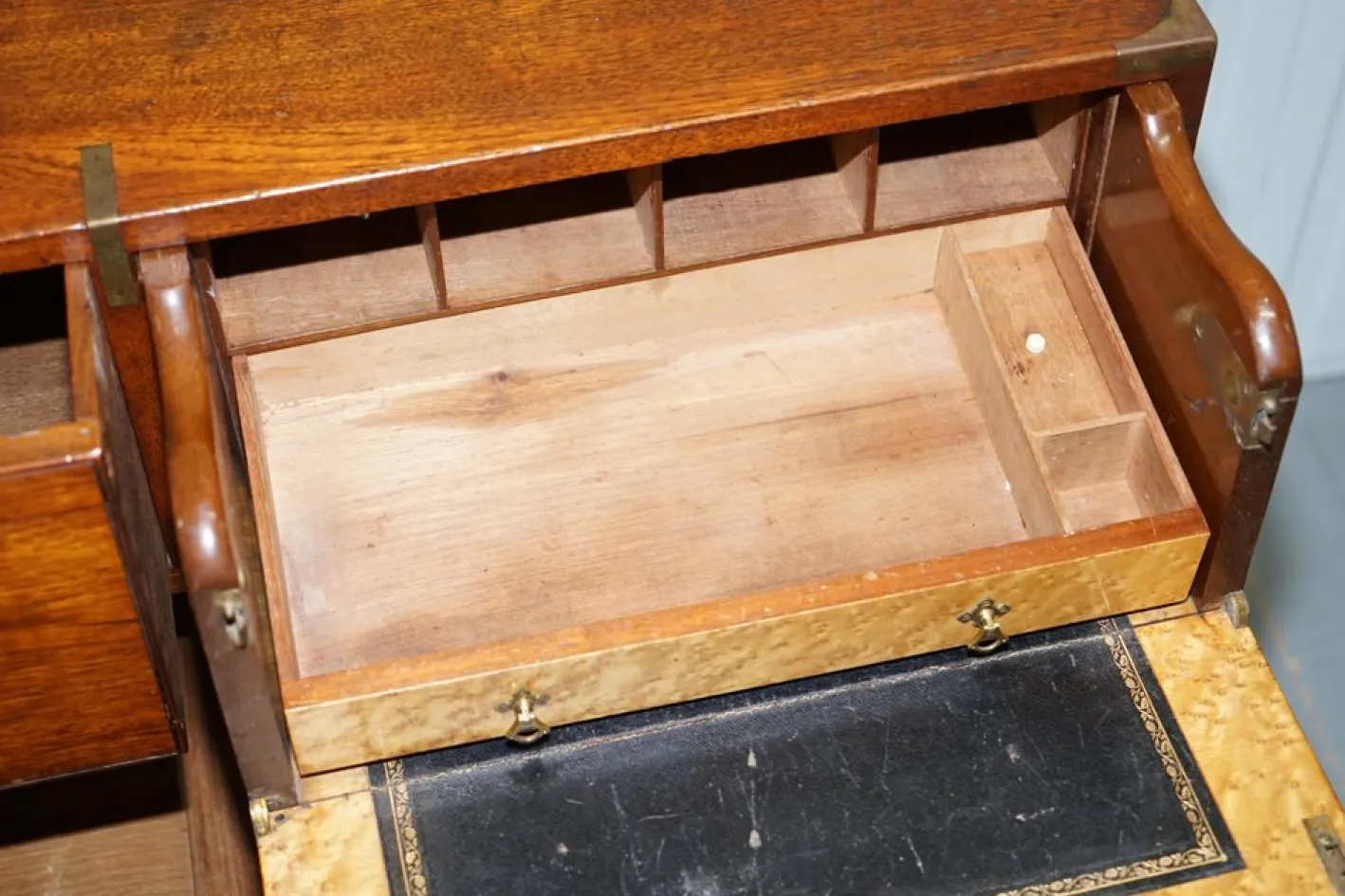 Army & Navy CSL Campaign Kommode mit Schreibtisch, 1890er
