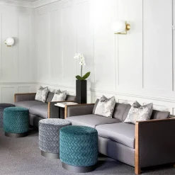 Art Deco Bacco 2-Sitzer Sofa mit Gestell aus natürlichem Nussholz & Leinenbezug mit Nieten von Casa Botelho