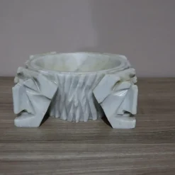 Art Deco Carrara Marmor Taschentablett mit anthropomorphen Gesichtern