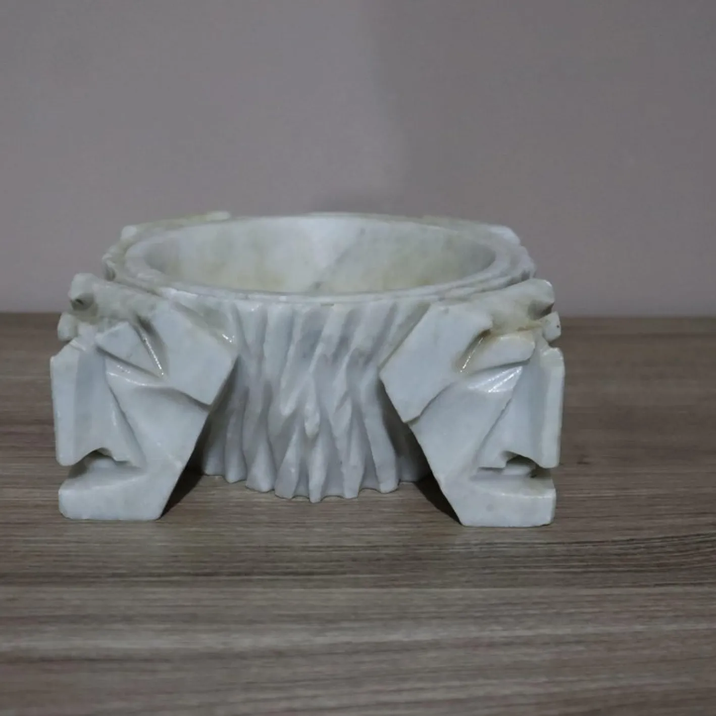 Art Deco Carrara Marmor Taschentablett mit anthropomorphen Gesichtern