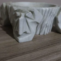Art Deco Carrara Marmor Taschentablett mit anthropomorphen Gesichtern