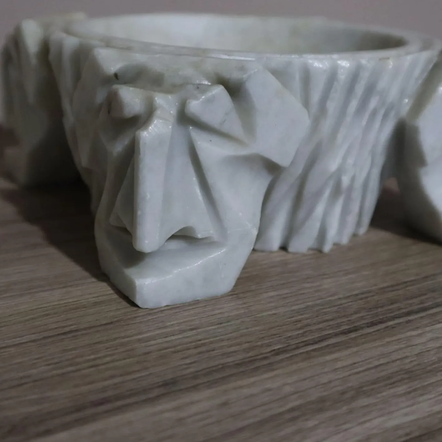 Art Deco Carrara Marmor Taschentablett mit anthropomorphen Gesichtern