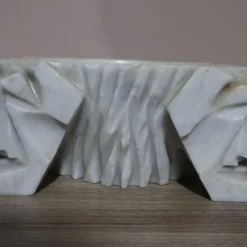 Art Deco Carrara Marmor Taschentablett mit anthropomorphen Gesichtern