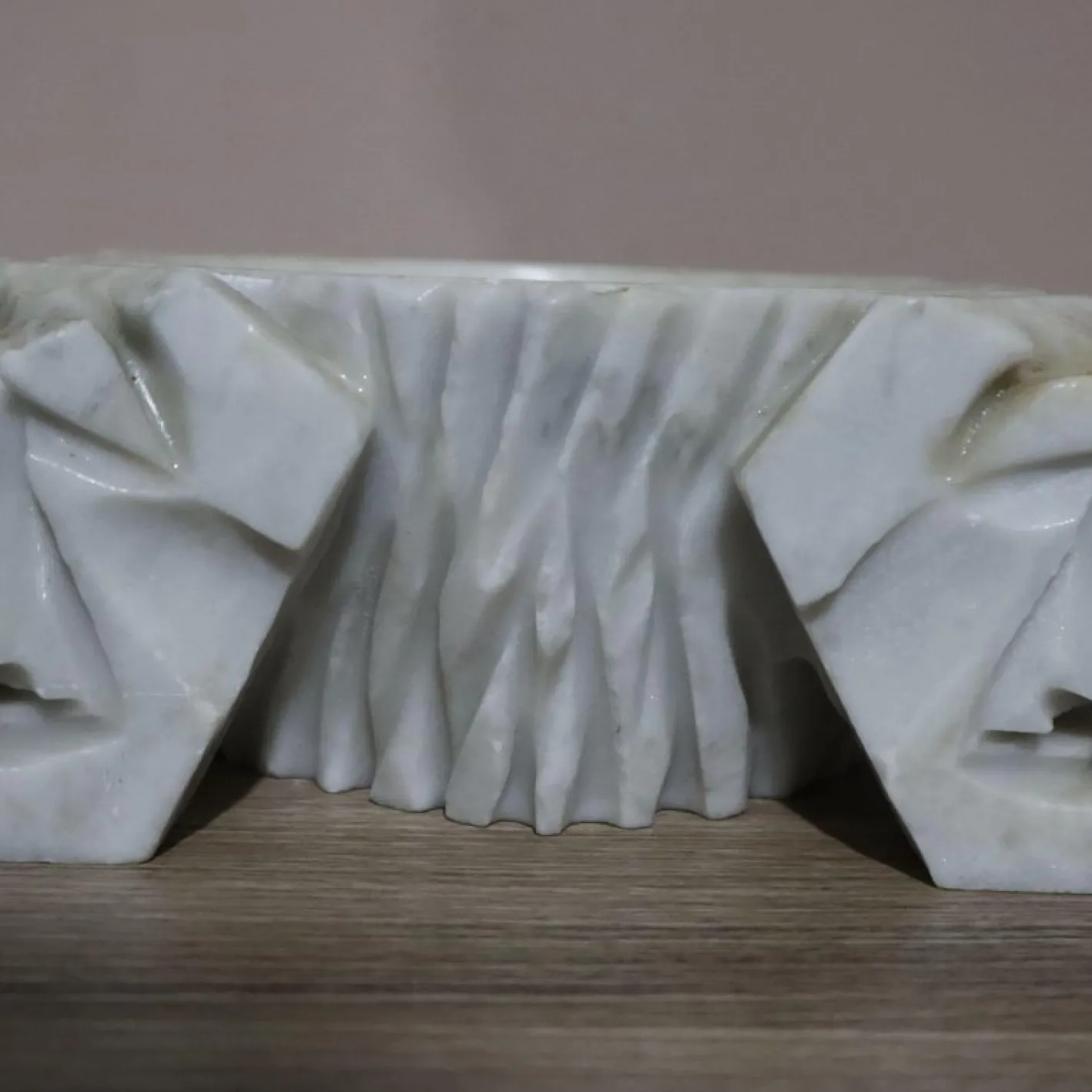 Art Deco Carrara Marmor Taschentablett mit anthropomorphen Gesichtern