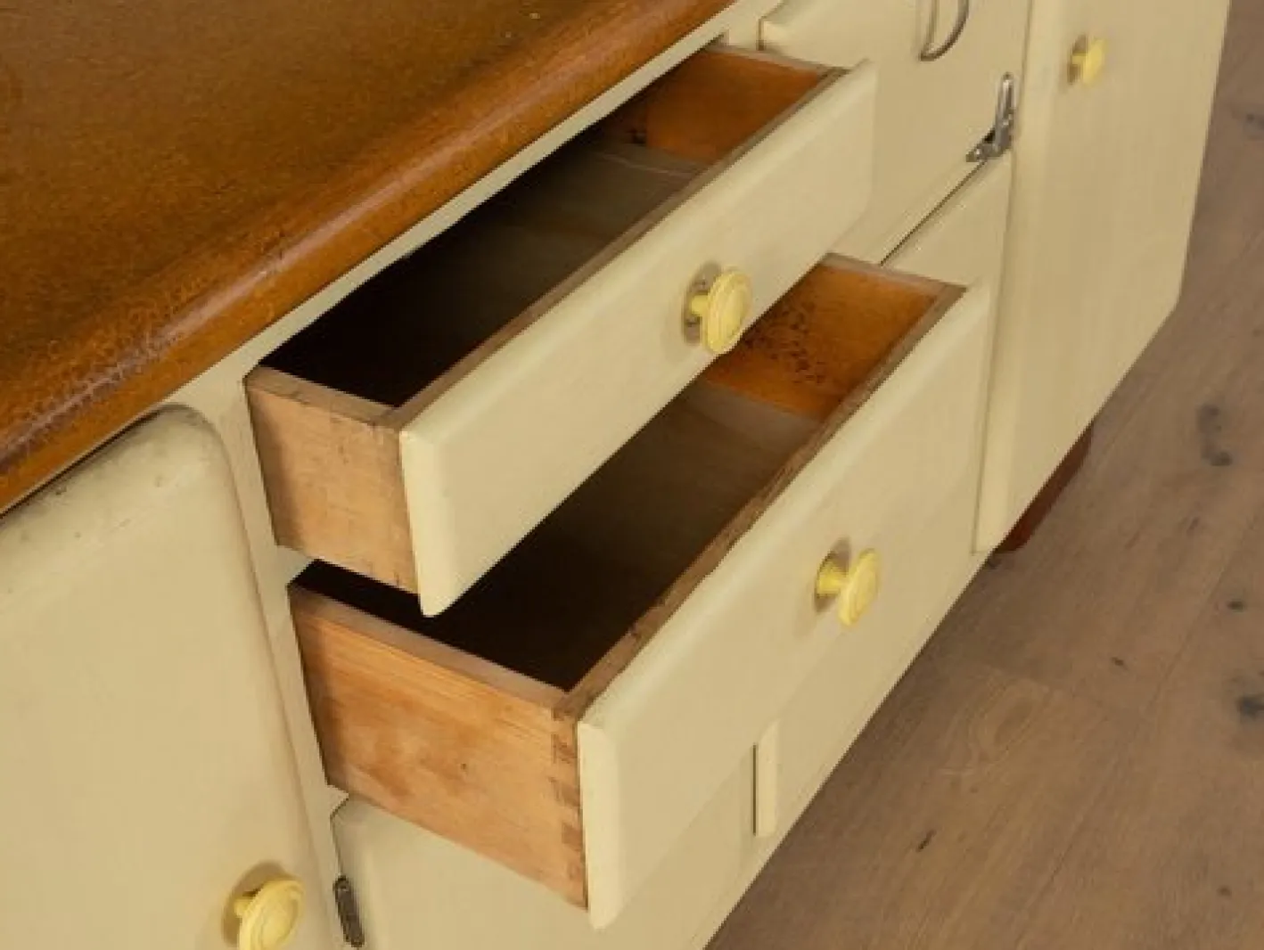 Art Deco Küchenschrank