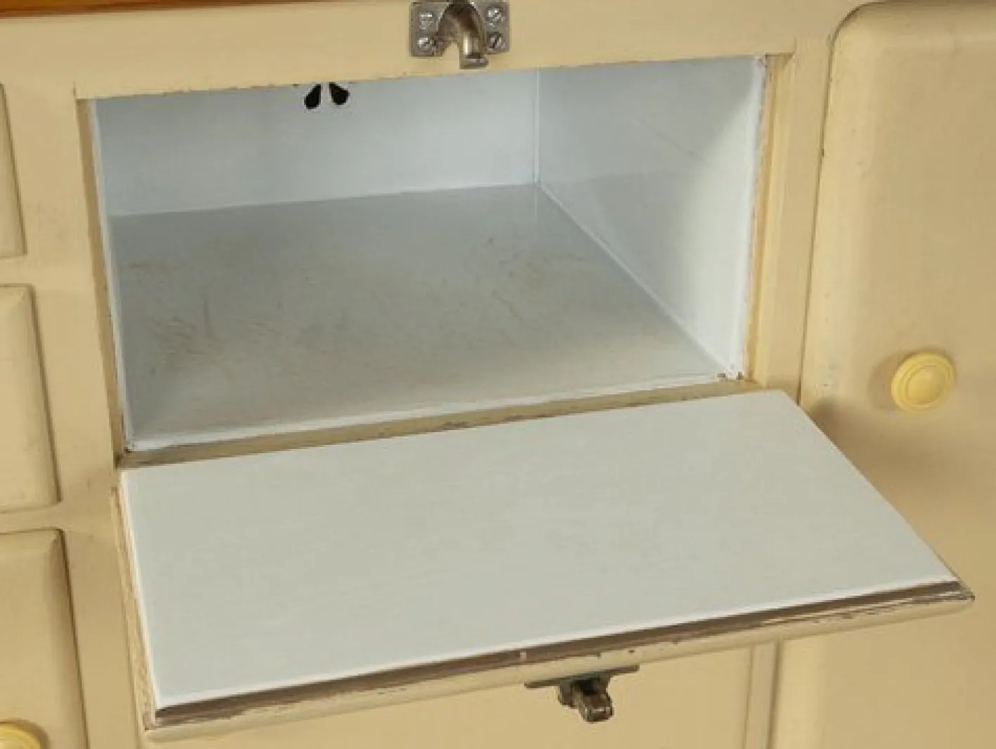 Art Deco Küchenschrank