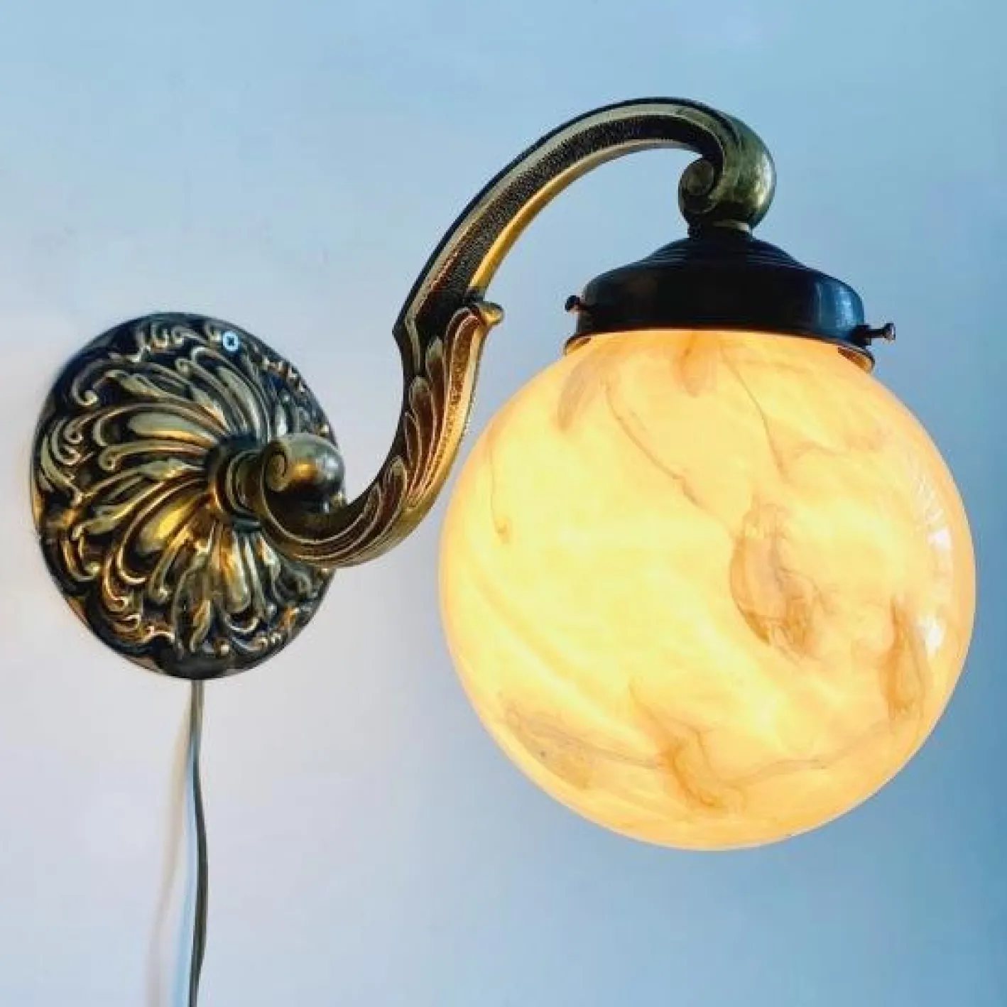 Art Deco Wandlampe aus Messing & Opalglas, 1930er