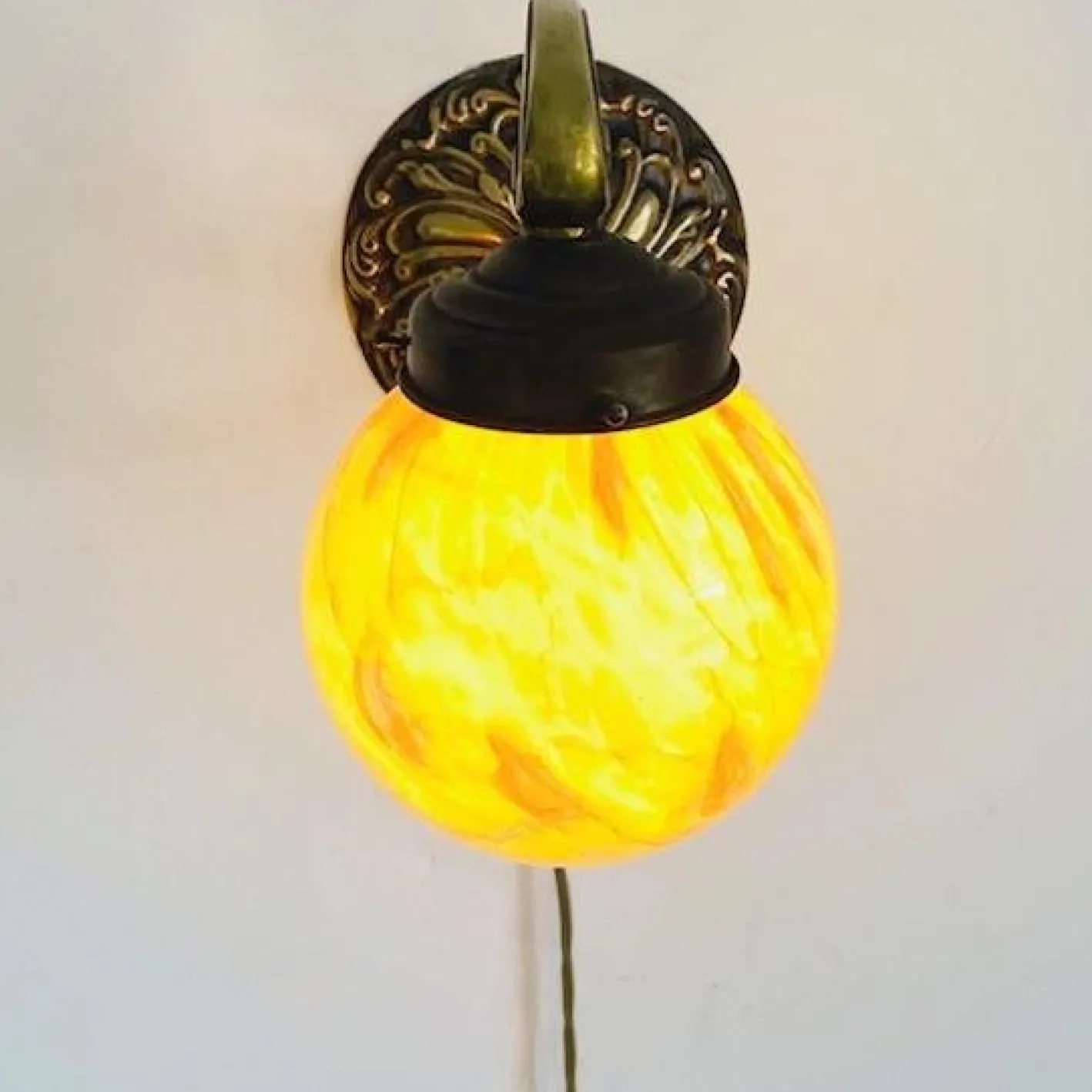 Art Deco Wandlampe aus Messing & Opalglas, 1930er