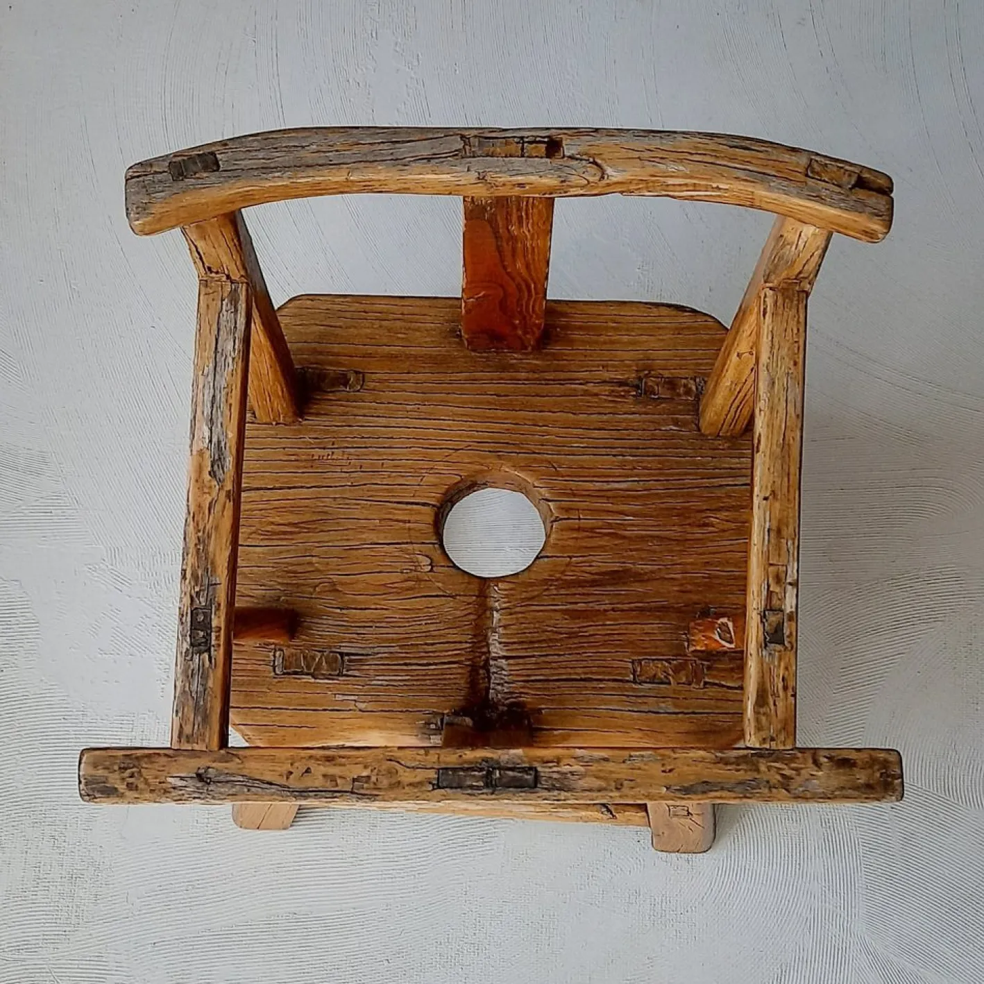 Asiatischer Kinderstuhl mit Loch