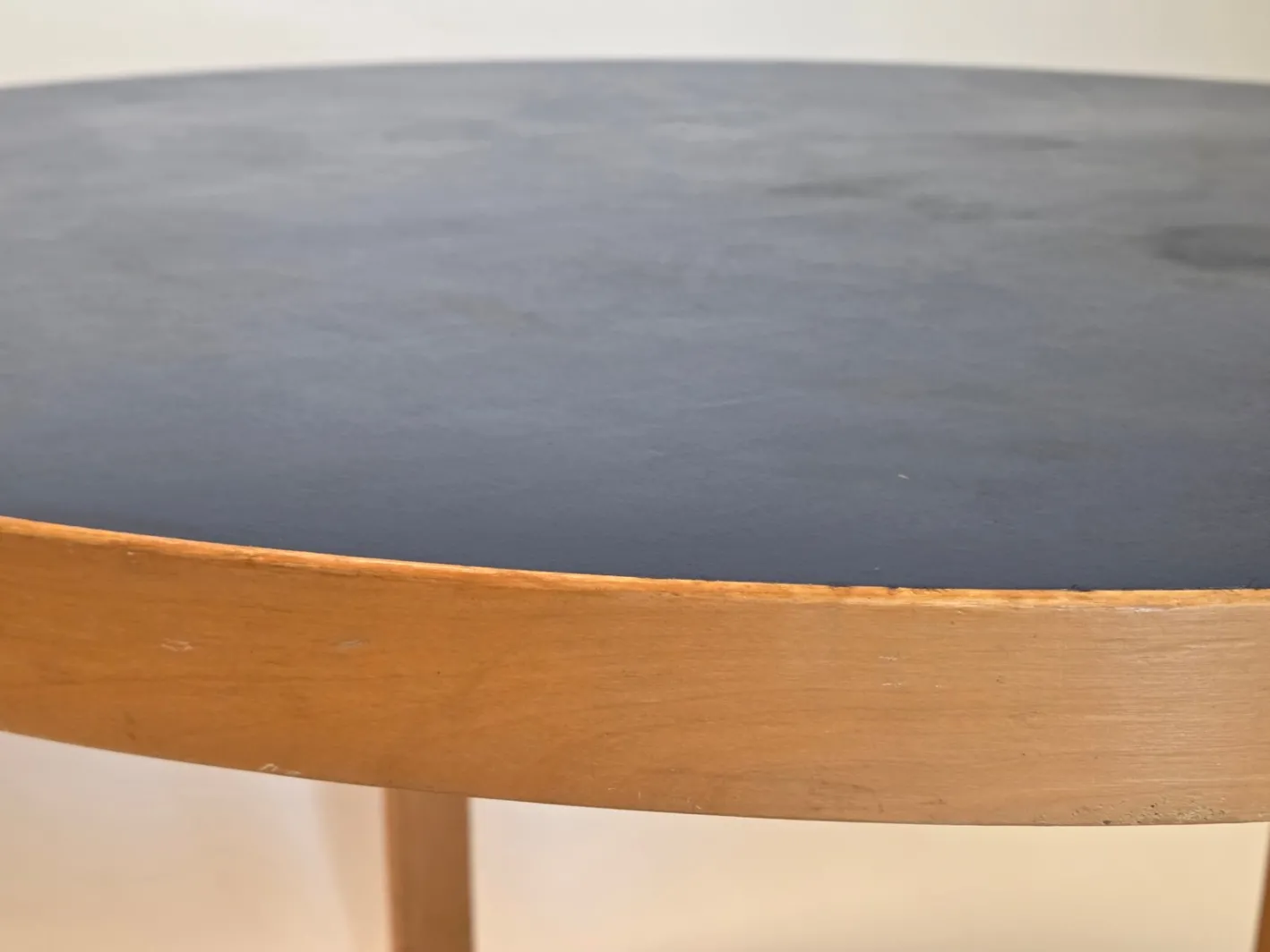90A Tisch aus blauem Linoleum von Alvar Aalto für Artek, Finnland, 1950er Jahre