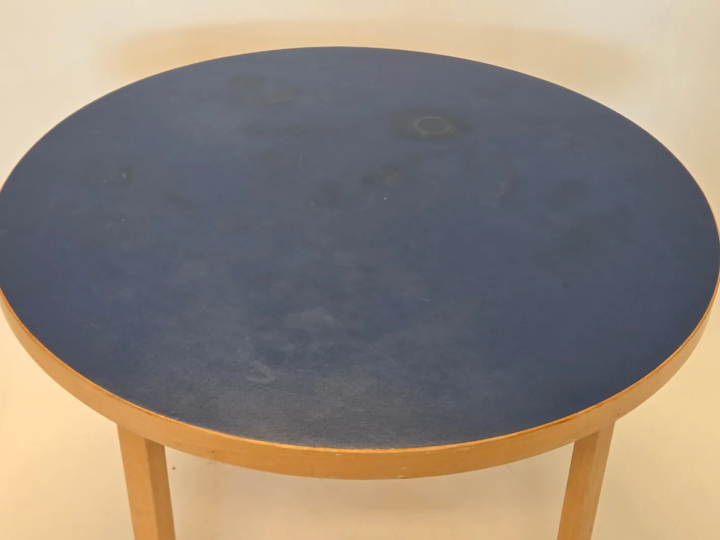 90A Tisch aus blauem Linoleum von Alvar Aalto für Artek, Finnland, 1950er Jahre