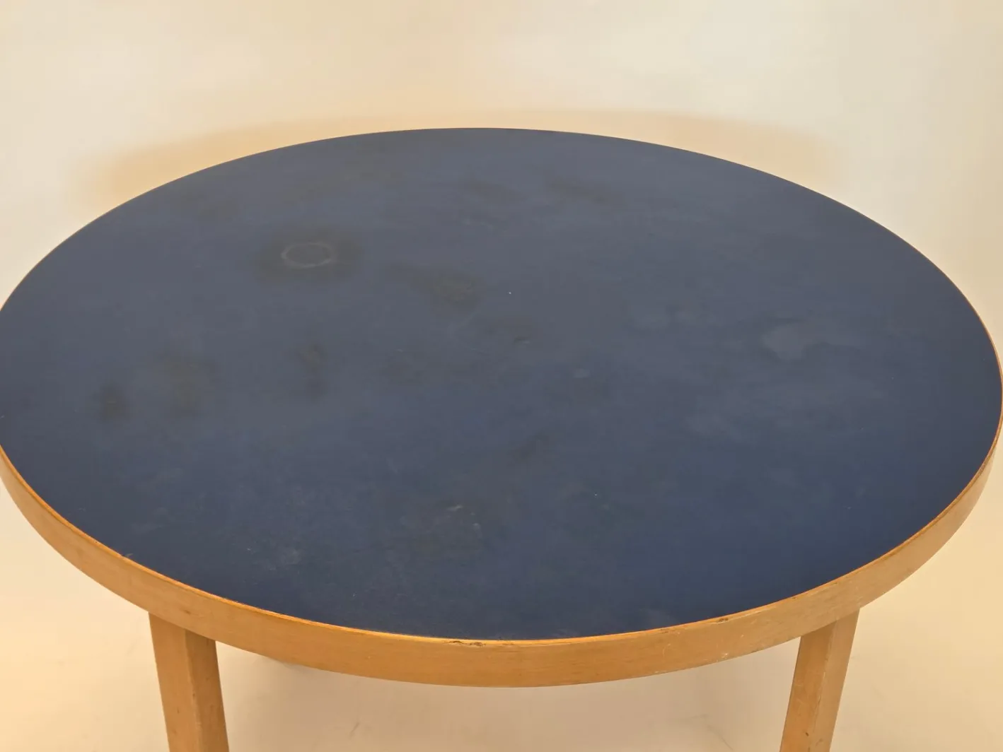 90A Tisch aus blauem Linoleum von Alvar Aalto für Artek, Finnland, 1950er Jahre