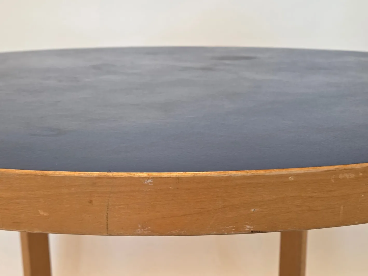 90A Tisch aus blauem Linoleum von Alvar Aalto für Artek, Finnland, 1950er Jahre