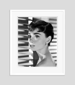 Audrey Hepburn Portrait Archiv Archiv Pigmentdruck in Weiß von Alamy Archiv gerahmt