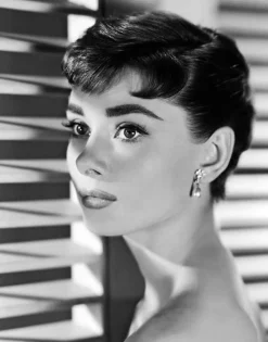 Audrey Hepburn Portrait Archiv Archiv Pigmentdruck in Weiß von Alamy Archiv gerahmt