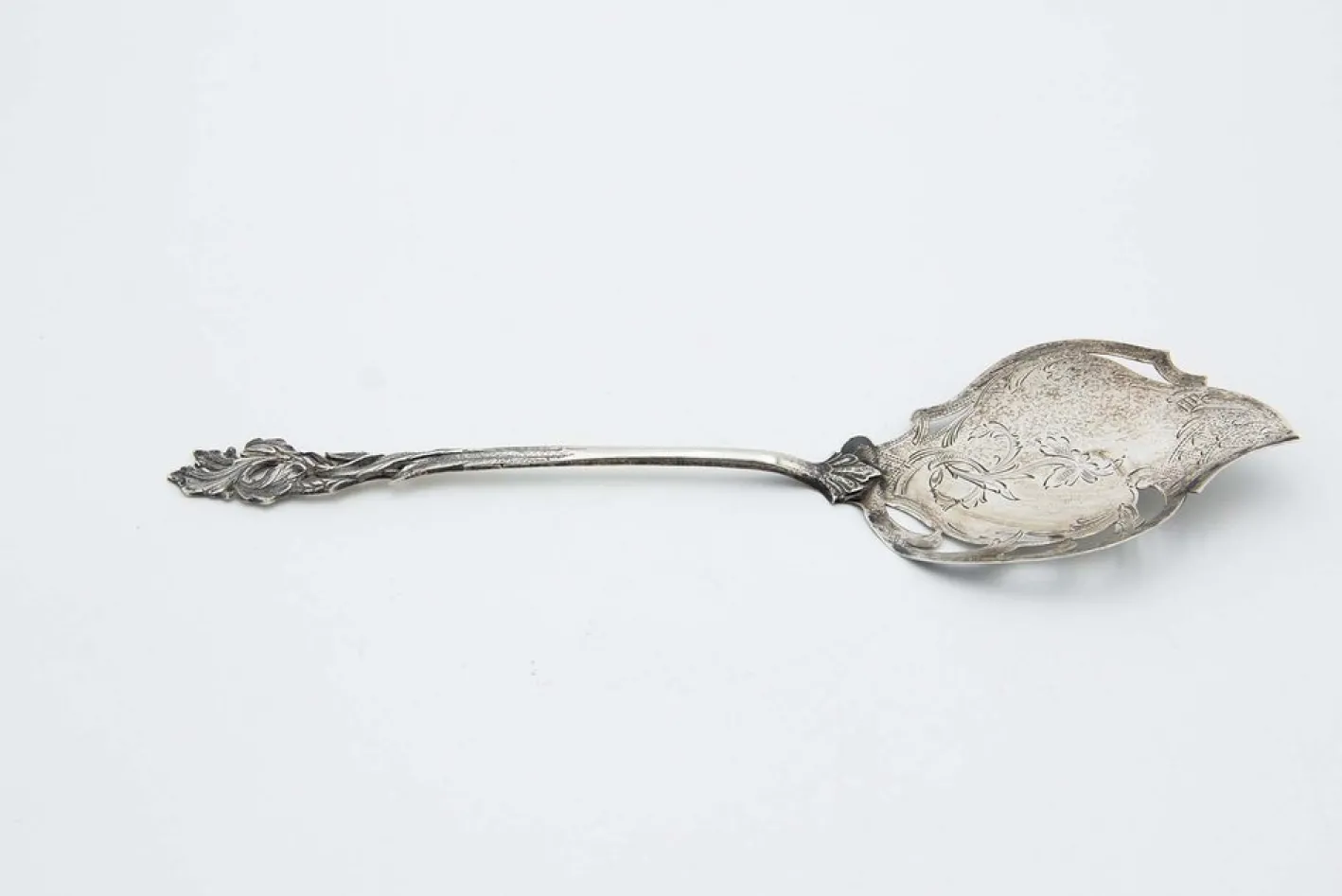 Ausgeschnittenes Dessertlöffel aus Silber