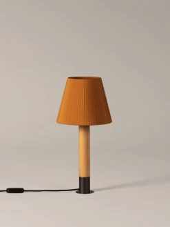 Basic M1 Tischlampe aus Bronze & Senf von Santiago Roqueta, Santa & Cole