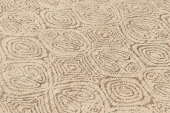 Beige-Braun Teppich im marokkanischen Stil mit geometrischen Mustern von Rug&Kilim