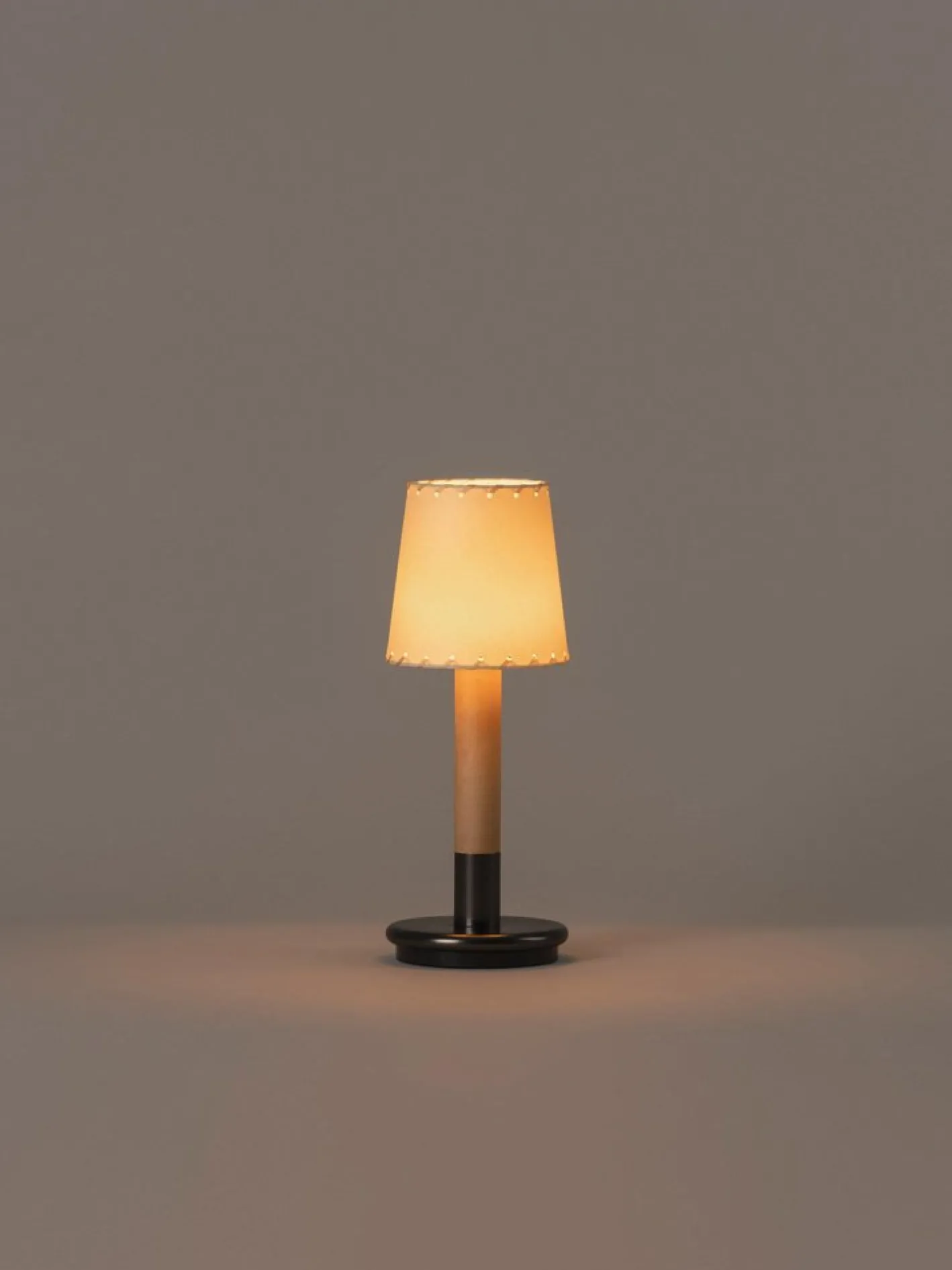Beige Básica Mínima Batería Tischlampe von Santiago Roqueta für Santa & Cole