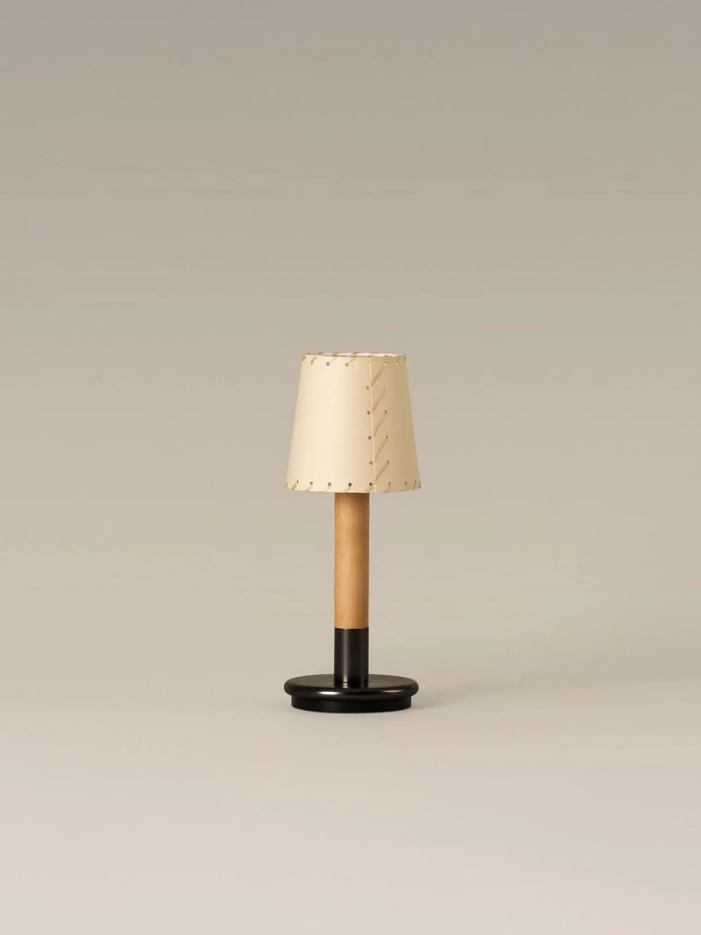 Beige Básica Mínima Batería Tischlampe von Santiago Roqueta für Santa & Cole