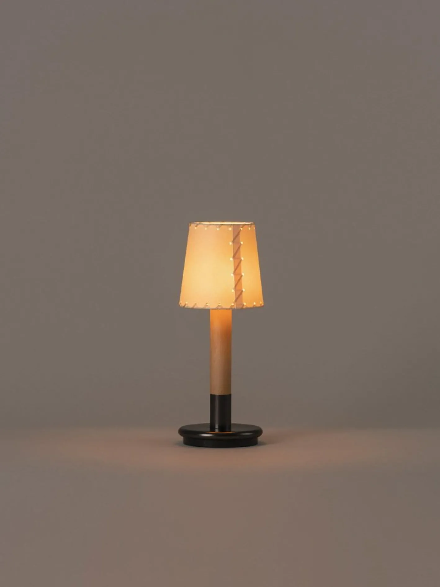 Beige Básica Mínima Batería Tischlampe von Santiago Roqueta für Santa & Cole