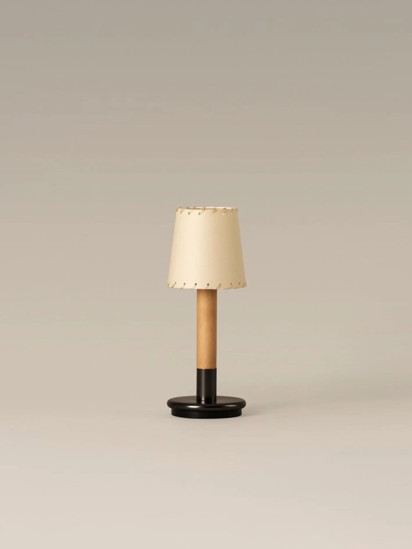 Beige Básica Mínima Batería Tischlampe von Santiago Roqueta für Santa & Cole