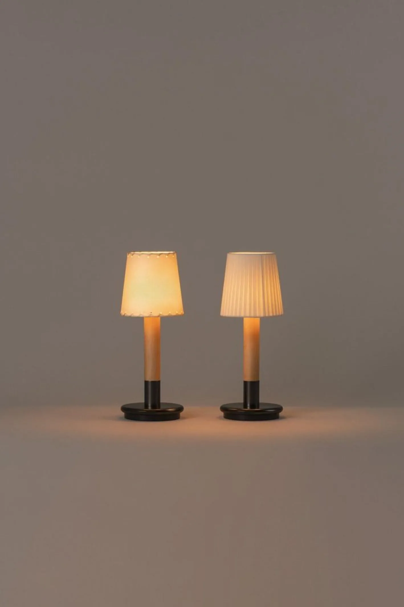 Beige Básica Mínima Batería Tischlampe von Santiago Roqueta für Santa & Cole