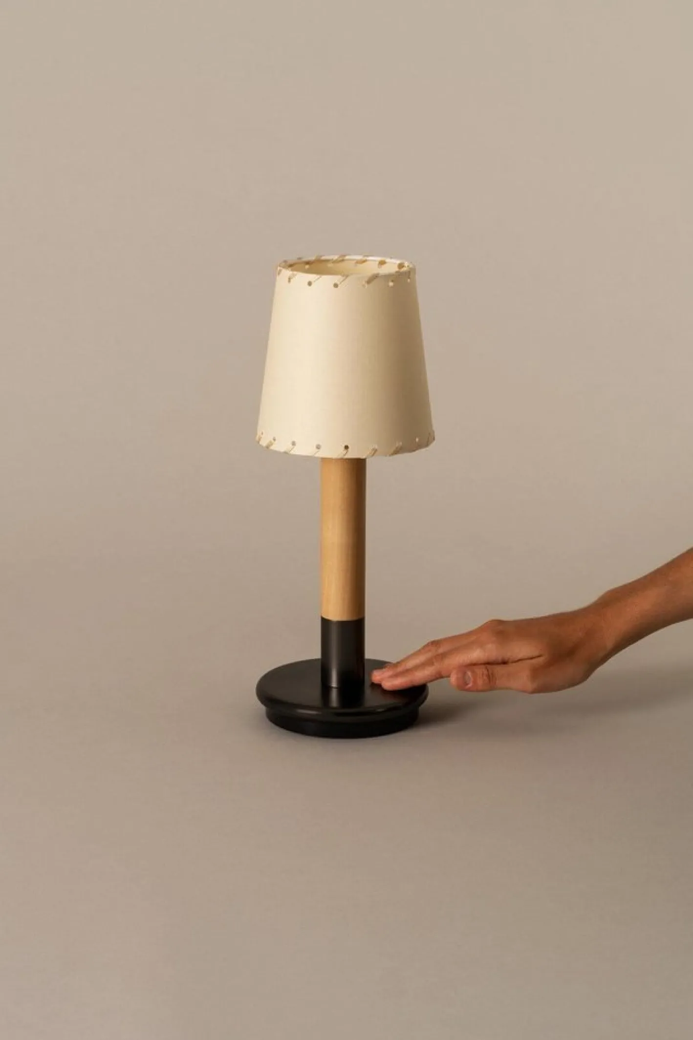 Beige Básica Mínima Batería Tischlampe von Santiago Roqueta für Santa & Cole