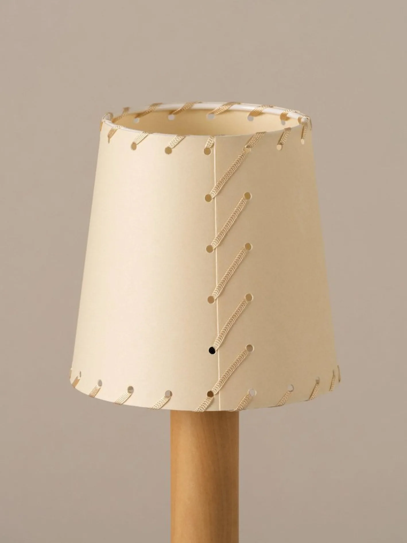 Beige Básica Mínima Batería Tischlampe von Santiago Roqueta für Santa & Cole